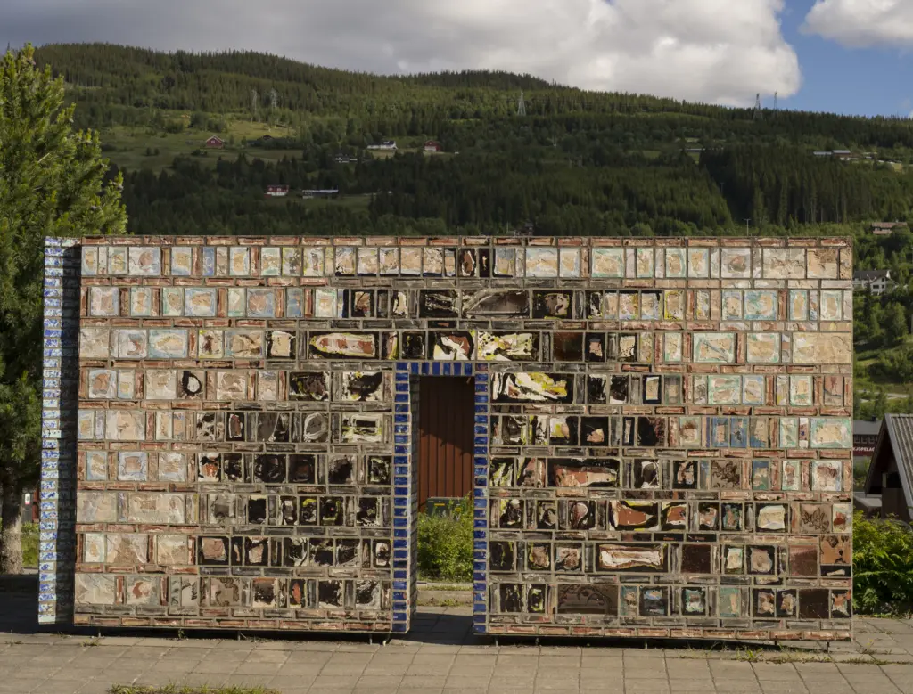 Foto av Neschportalen utenfor Ål kulturhus. Kunstverket er laget av Guttorm Guttormsgård med teglstein preget av metallformer fra kunstneren Rolf Nesch.