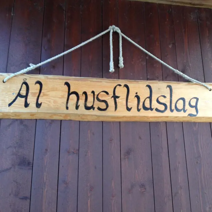 Bilde av et skilt i tre hvor det står Ål husflidslag
