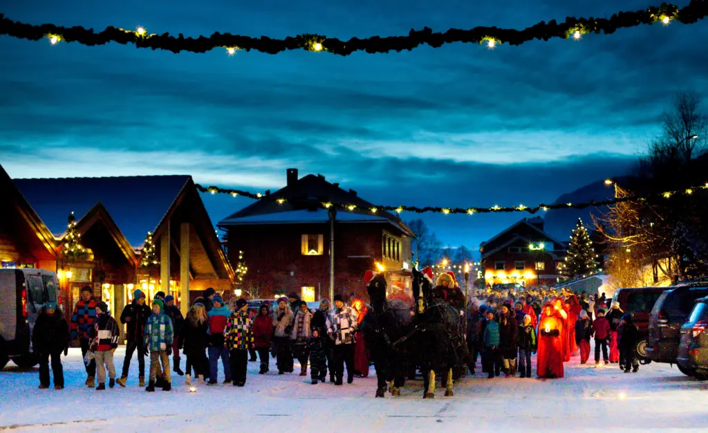 Bilde fra julegrantenningen og fakkeltoget på Sundre, Ål Sentrum