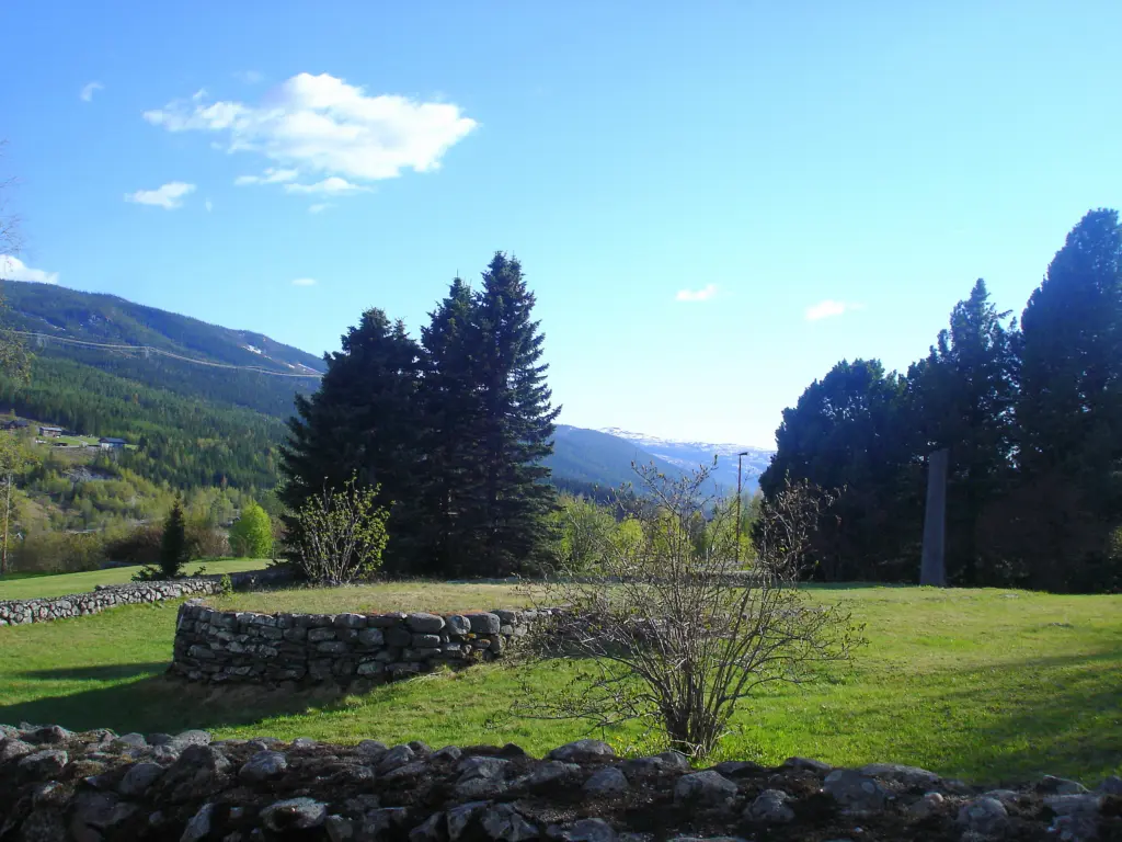 Foto av rester av fundament og murverk der Ål Stavkirkee sto