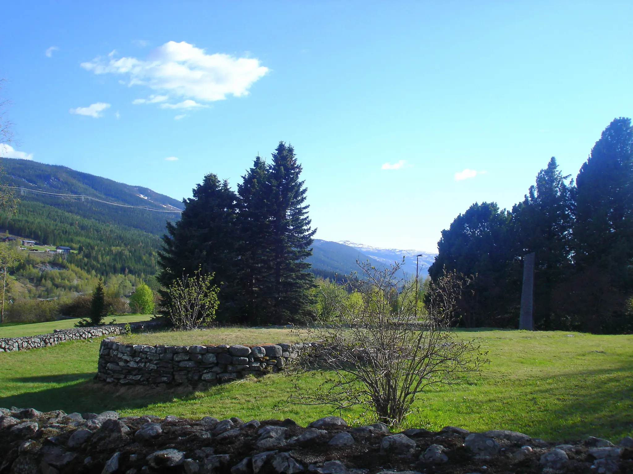 Foto av rester av fundament og murverk der Ål Stavkirkee sto