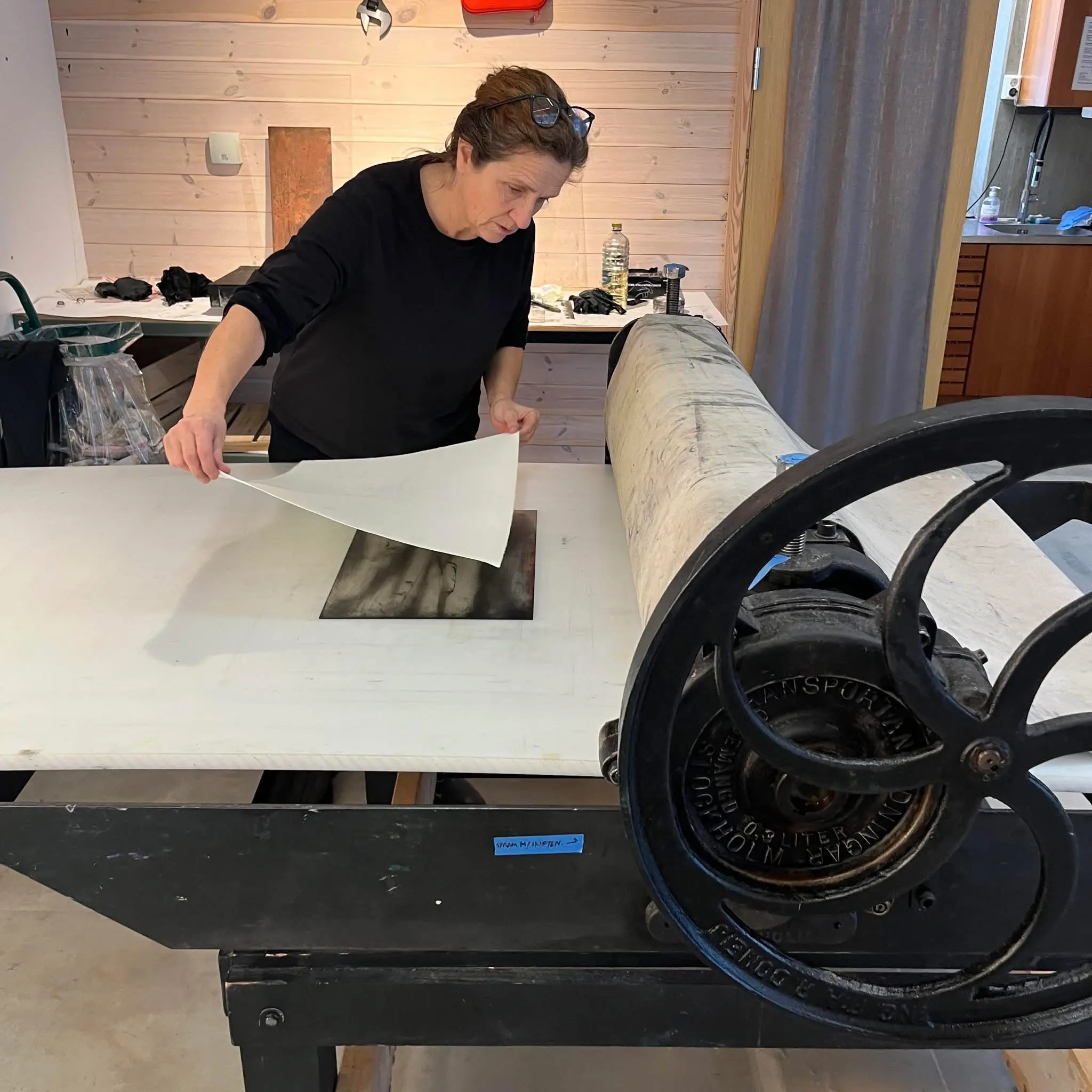 Grafikar Randi Beck gjør dyptryksteknikk