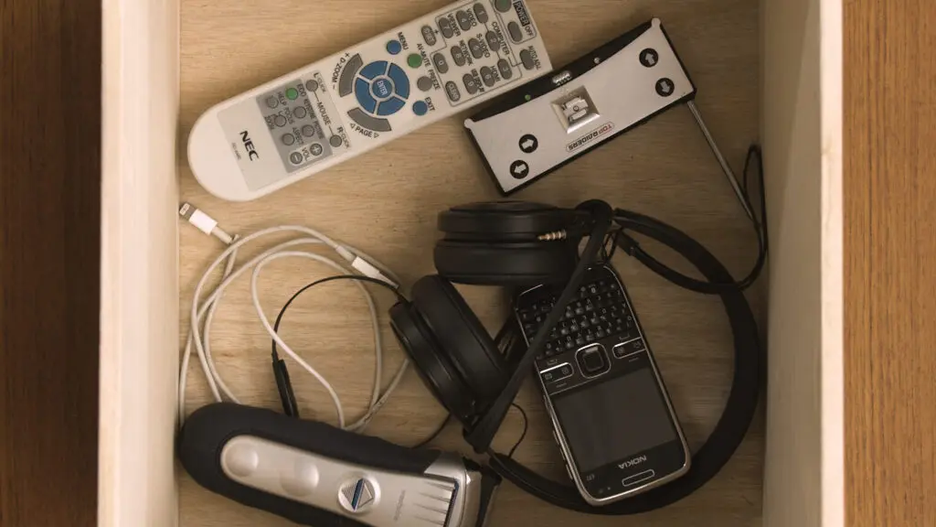 Bile av småelektronikk i en skuff