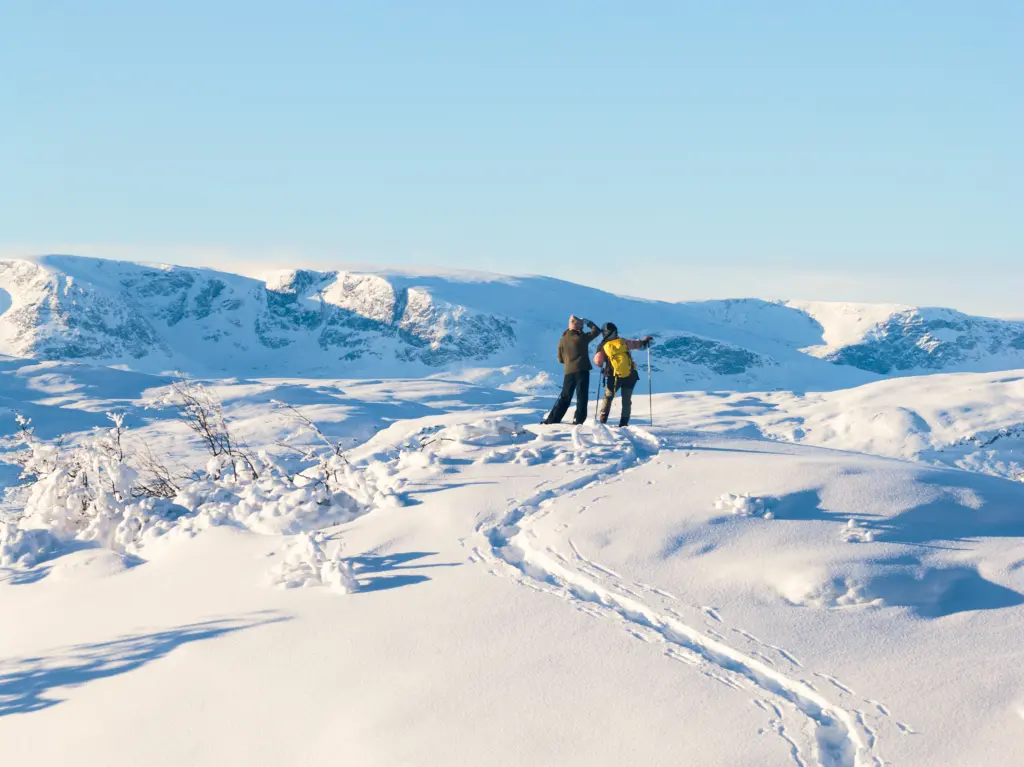 Bilde fra en av Vardehovda, en av de mest populære trugeturene rundt skarslia. I bildet ser man to personer som lenker mot Hallingskarvet.