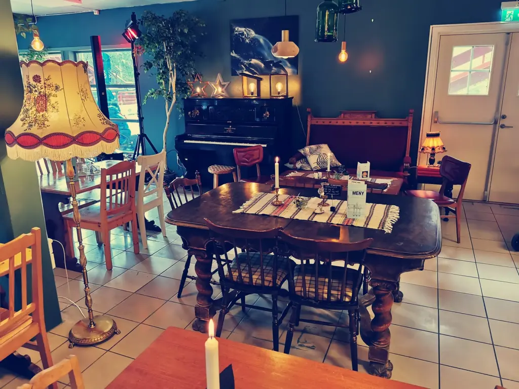 Bilde fra innsiden av Tid Kafé, en hjemmekoselig kafé