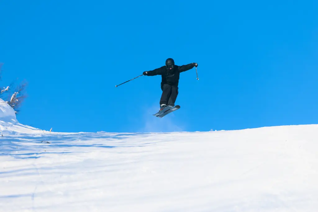 Bilde fra alpinbakken i Skarslia, hvor en hopper over bakketoppen