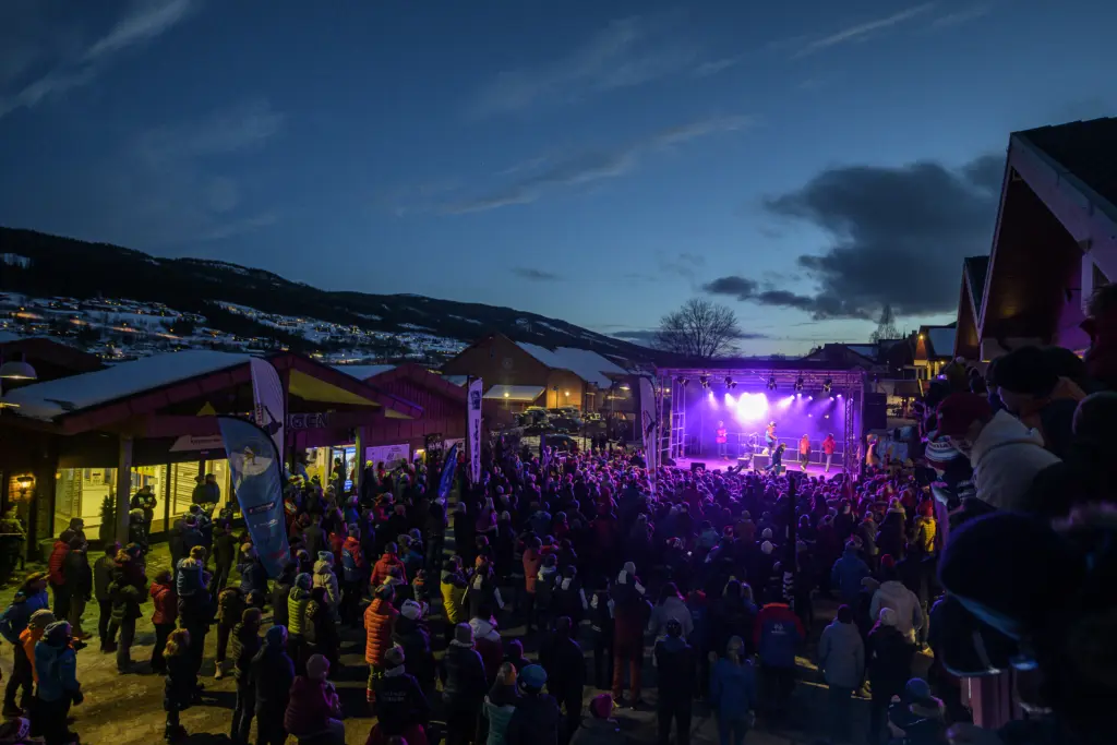 Bilde fra åpningsshowet på Bama Liatoppen Skiskytterfestival i Ål Sentrum