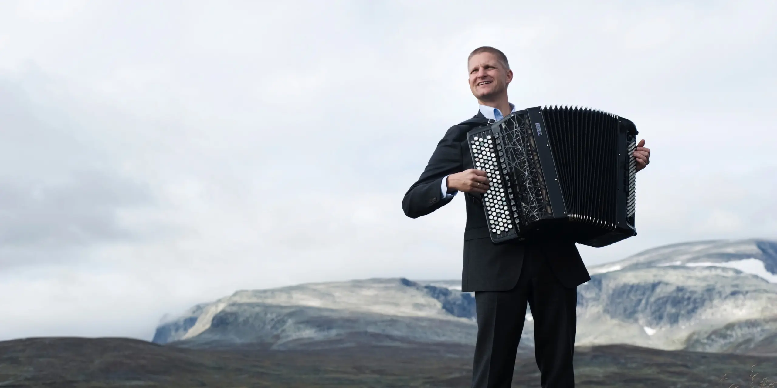 Bilde av Jo Asgeir Lie til fjells, som skal holde konsert på Operalåven i Ål 16.september