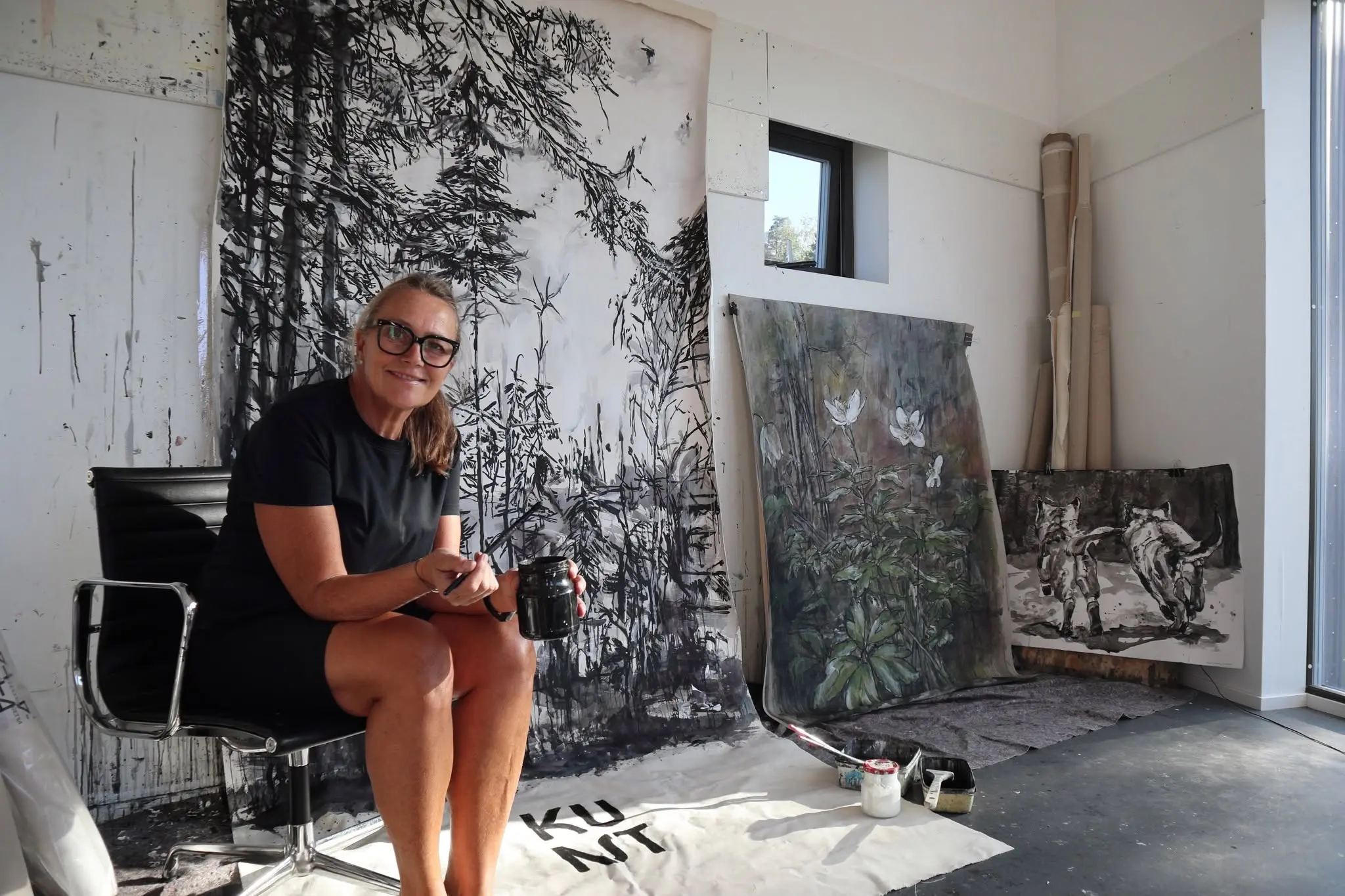 Bilde av Marit Solum Smaaskjær i eget atelier
