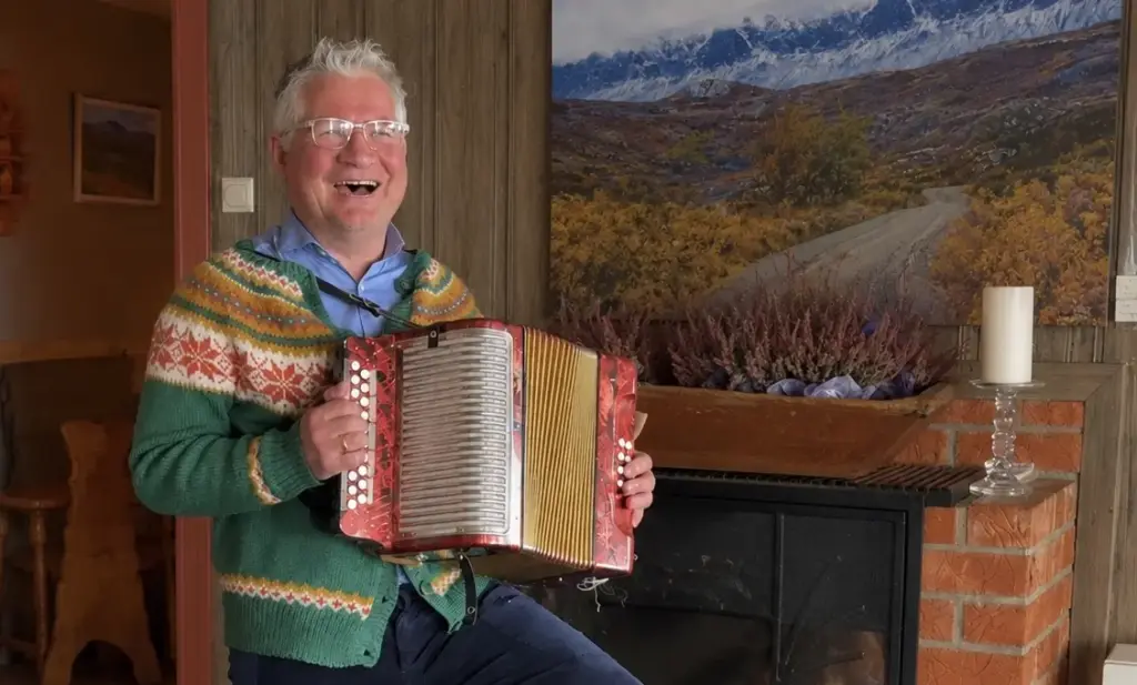 Kåre Berg som spiller på torader på Bergsjøstølen Fjellstue i Ål