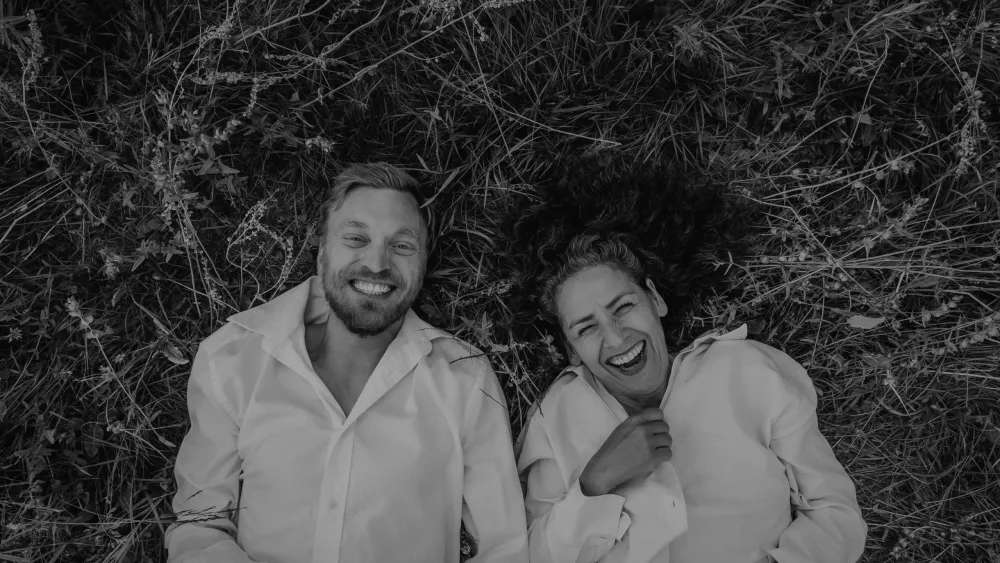 Bilde av kvinnelig og mannlig skuespiller fra Teater Manu: Kvinne kjenn din kropp