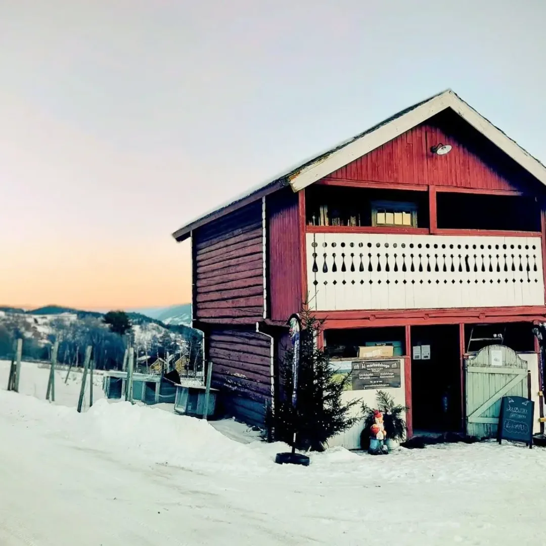 Bilde av et julepynte stabbur i Ål Markedshage