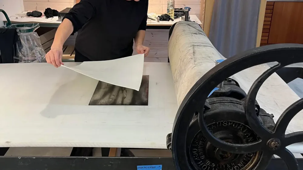 Grafikar Randi Beck gjør dyptryksteknikk