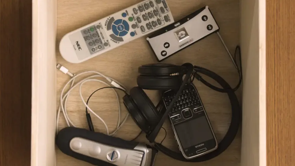 Bile av småelektronikk i en skuff