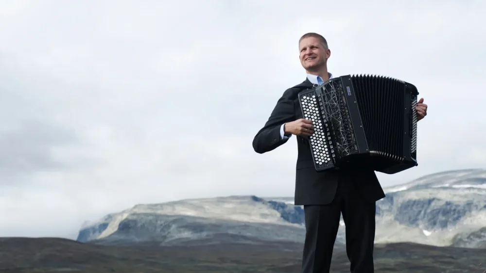 Bilde av Jo Asgeir Lie til fjells, som skal holde konsert på Operalåven i Ål 16.september