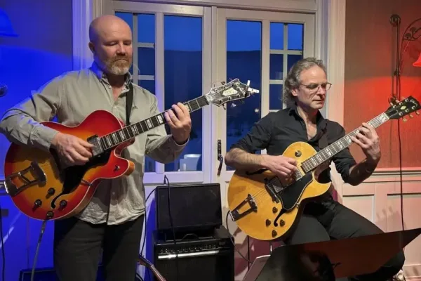Bilde av gitaristane Frode Kjekstad og Arild Jensen