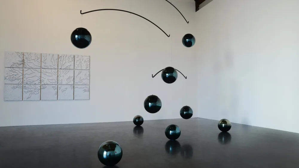 Glasskunst av Eirin Bjørsland Hansen, som skal ha utstilling på Ål Kulturhus 25.april