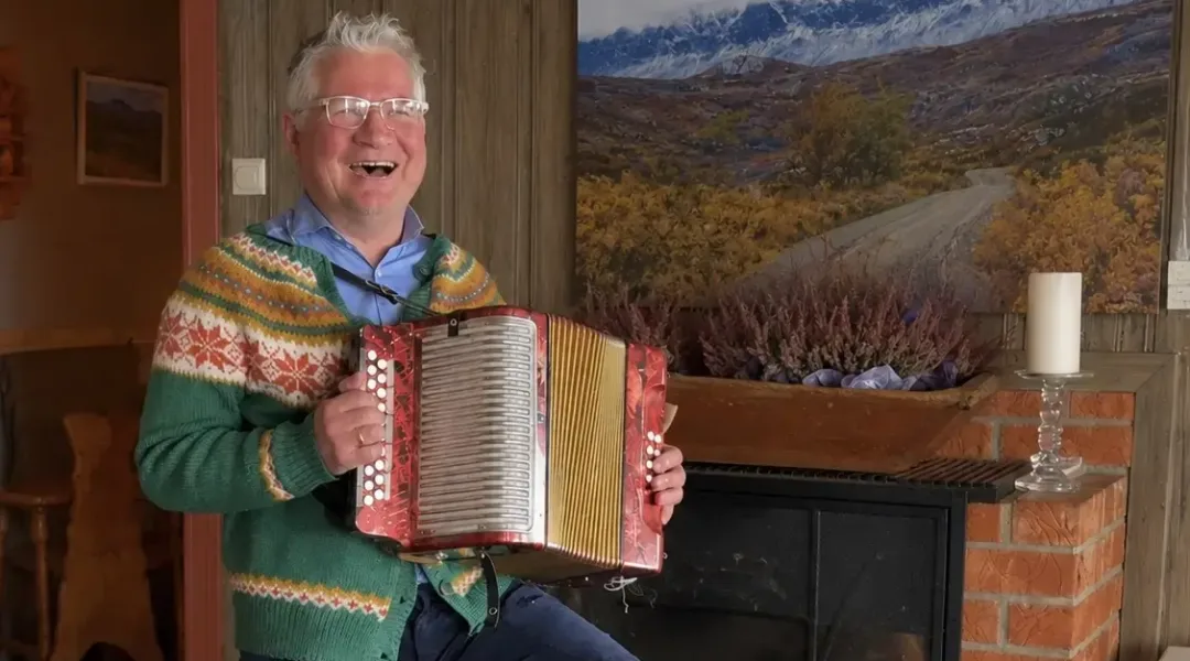 Kåre Berg som spiller på torader på Bergsjøstølen Fjellstue i Ål