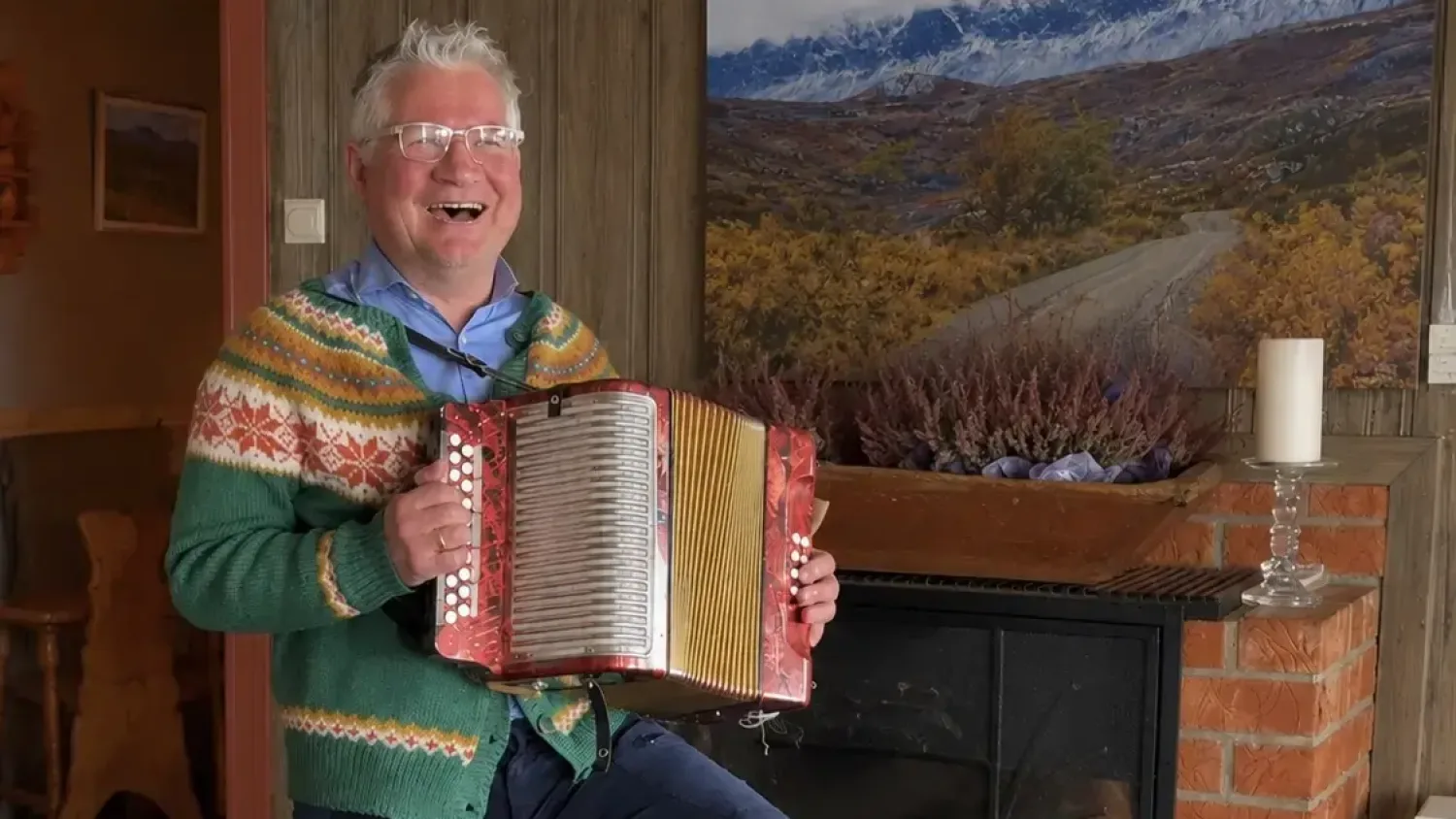 Kåre Berg som spiller på torader på Bergsjøstølen Fjellstue i Ål