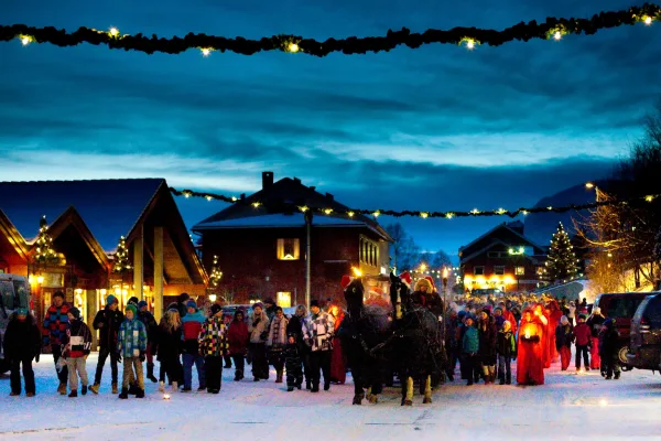Bilde fra julegrantenningen og fakkeltoget på Sundre, Ål Sentrum