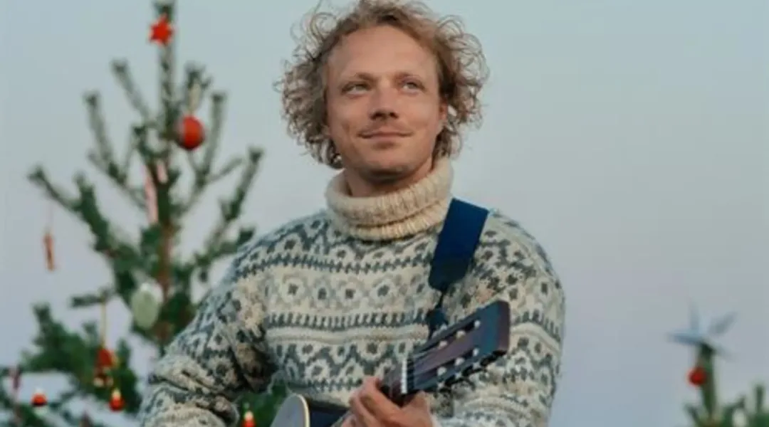 Bilde av Moddi foran juletreet