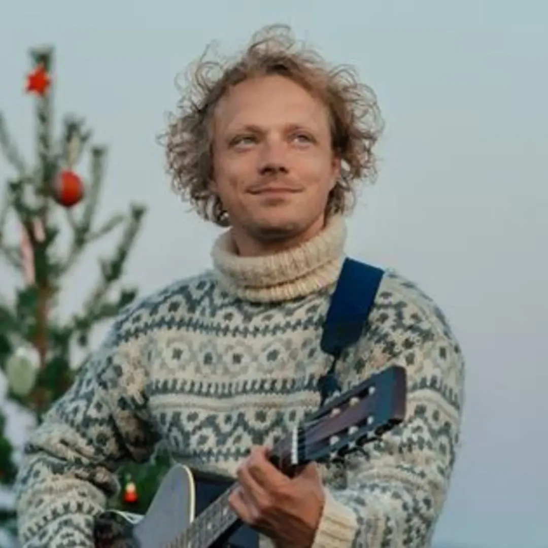 Bilde av Moddi foran juletreet