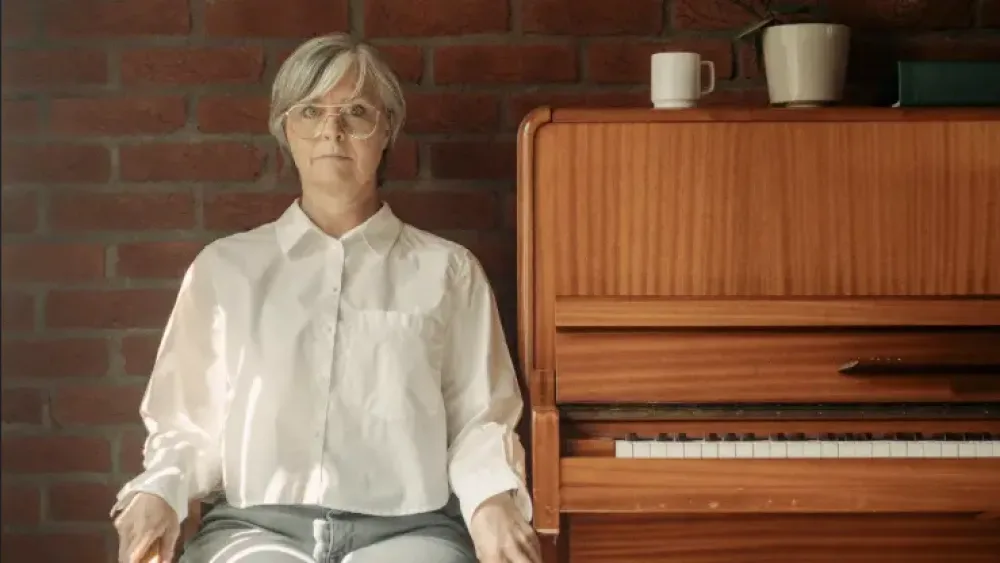 I Utbrent av den hellige ånd tar Karin Kilden publikum med inn i en personlig historie om tro, tvil og det å finne sin egen stemme.