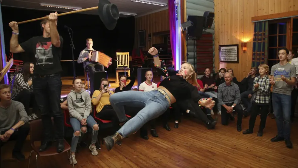 Bilde fra dansekveld på Storhelg i Hallingdal, hvor de danser halling.