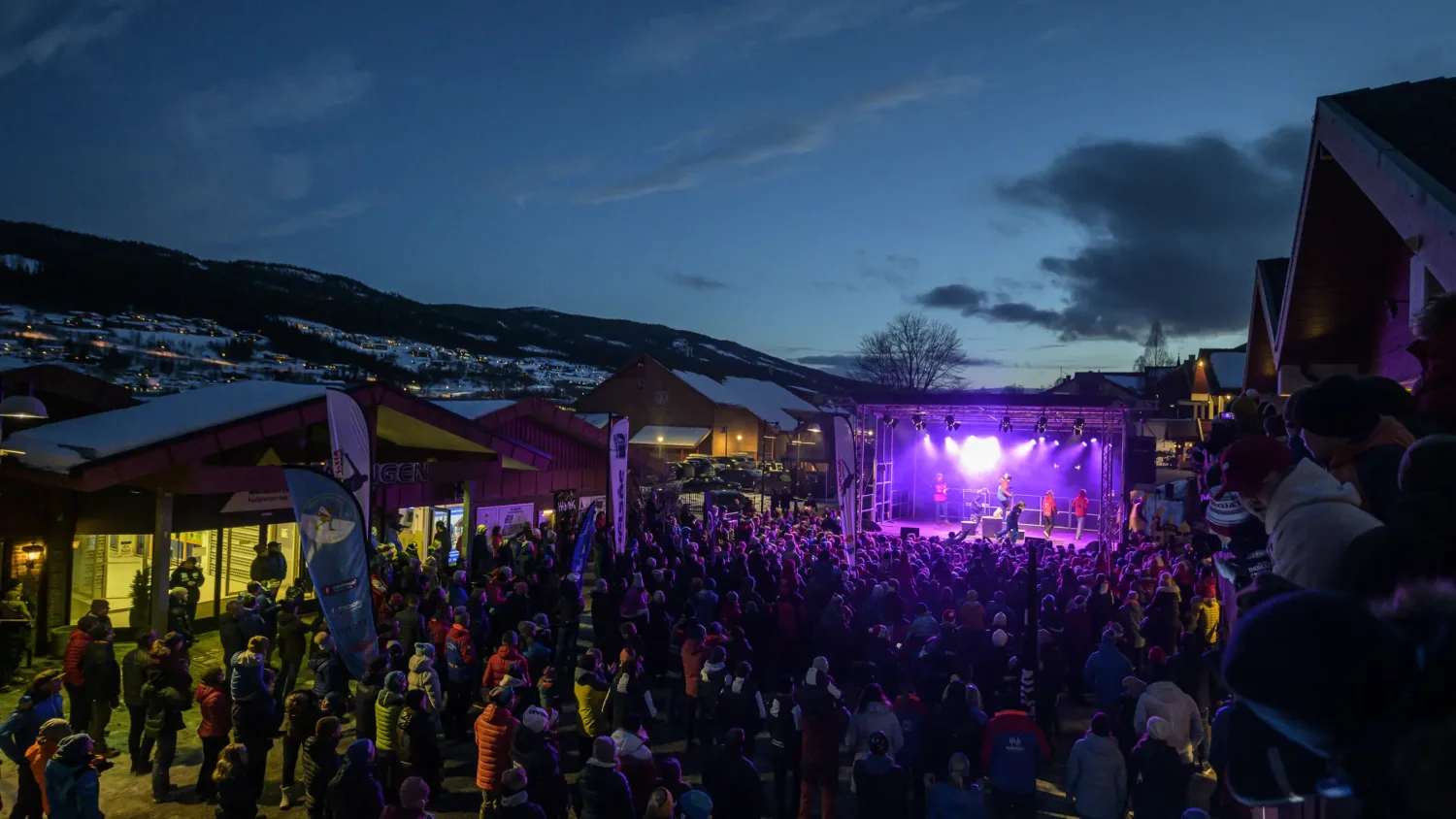 Bilde fra åpningsshowet på Bama Liatoppen Skiskytterfestival i Ål Sentrum